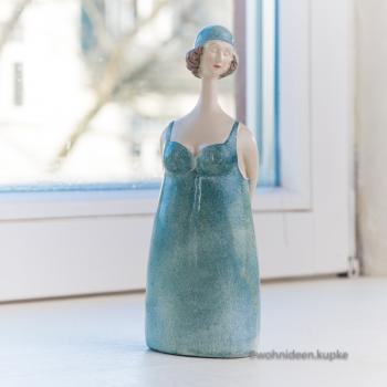 Frauen Figur Charlotte in blauem Trägerkleid (20 cm)